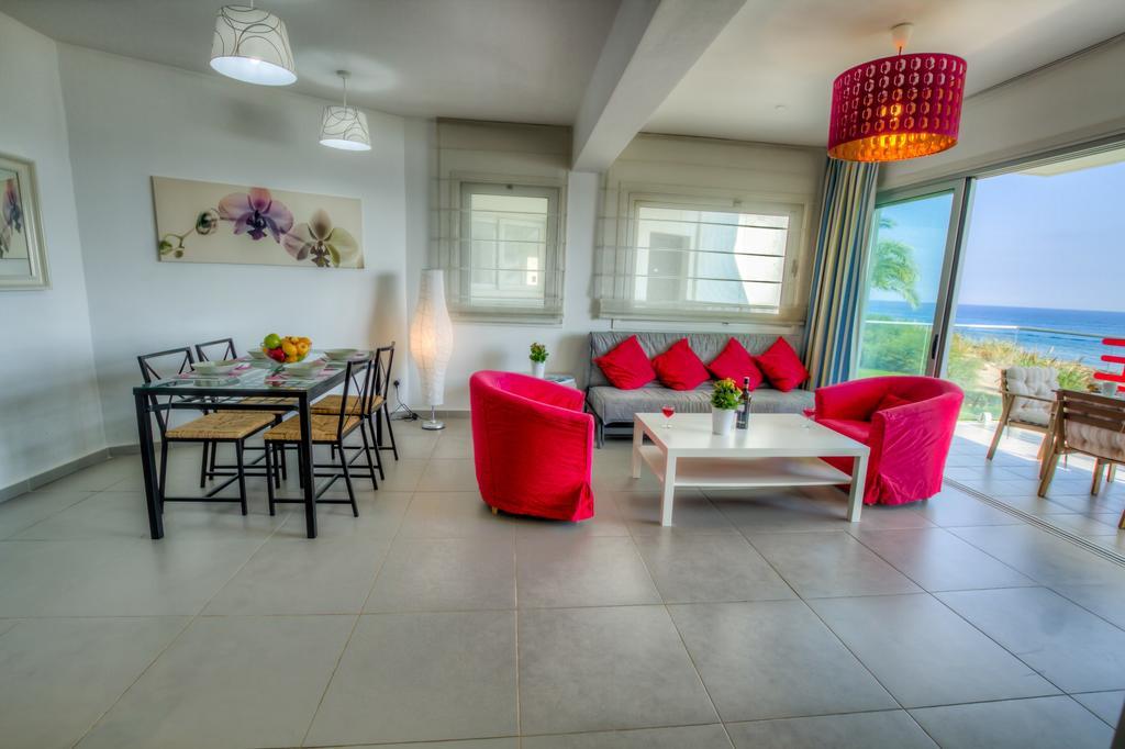 Beachfront Trident Protaras Bagian luar foto