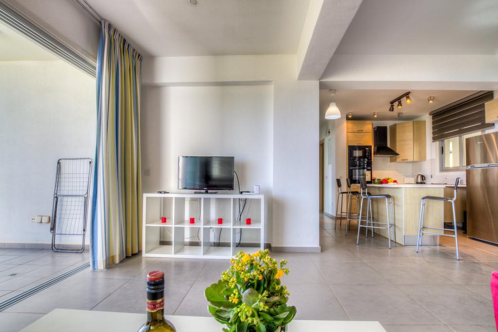 Beachfront Trident Protaras Bagian luar foto