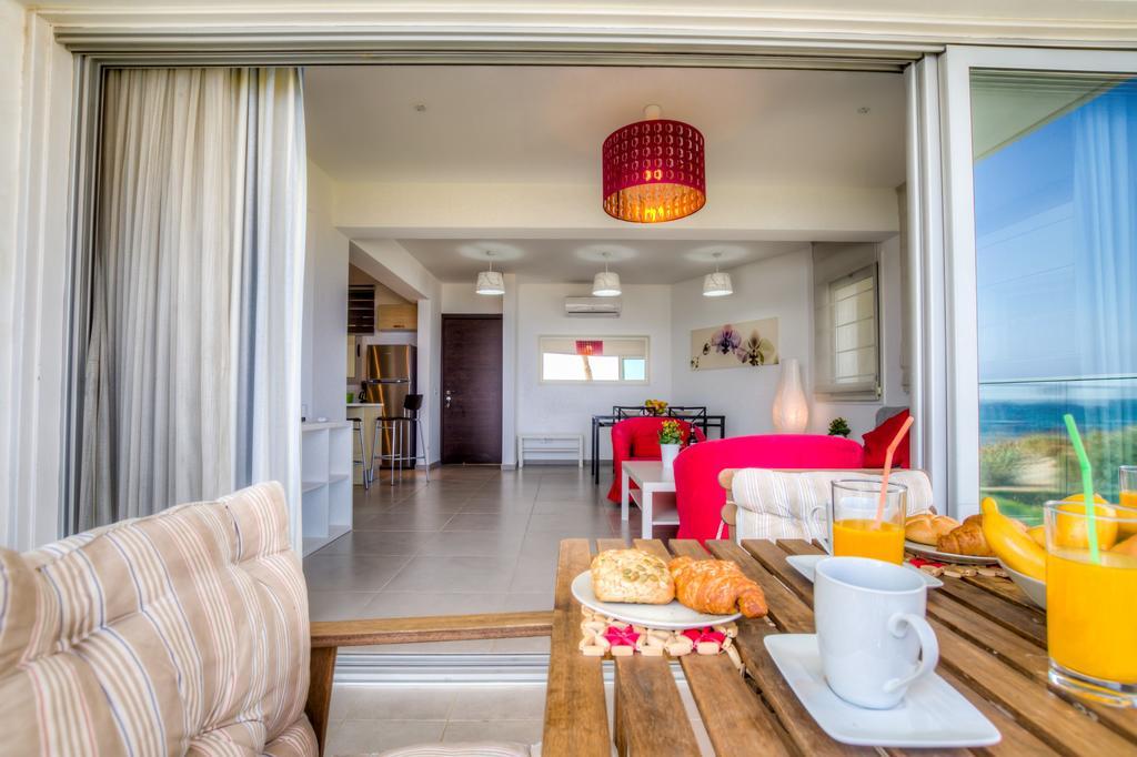 Beachfront Trident Protaras Bagian luar foto