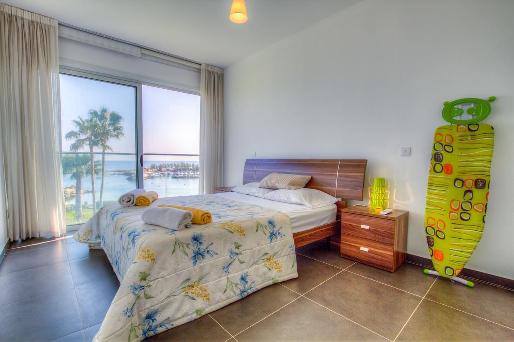 Beachfront Trident Protaras Bagian luar foto