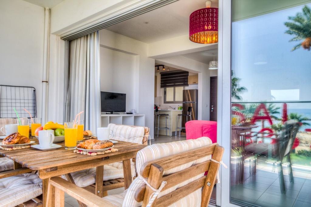 Beachfront Trident Protaras Bagian luar foto