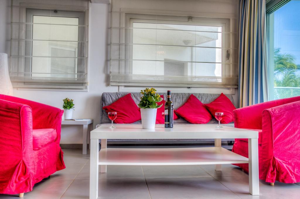 Beachfront Trident Protaras Bagian luar foto