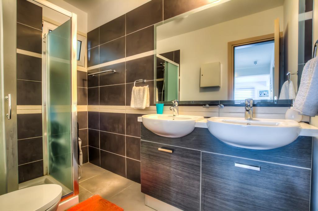 Beachfront Trident Protaras Bagian luar foto