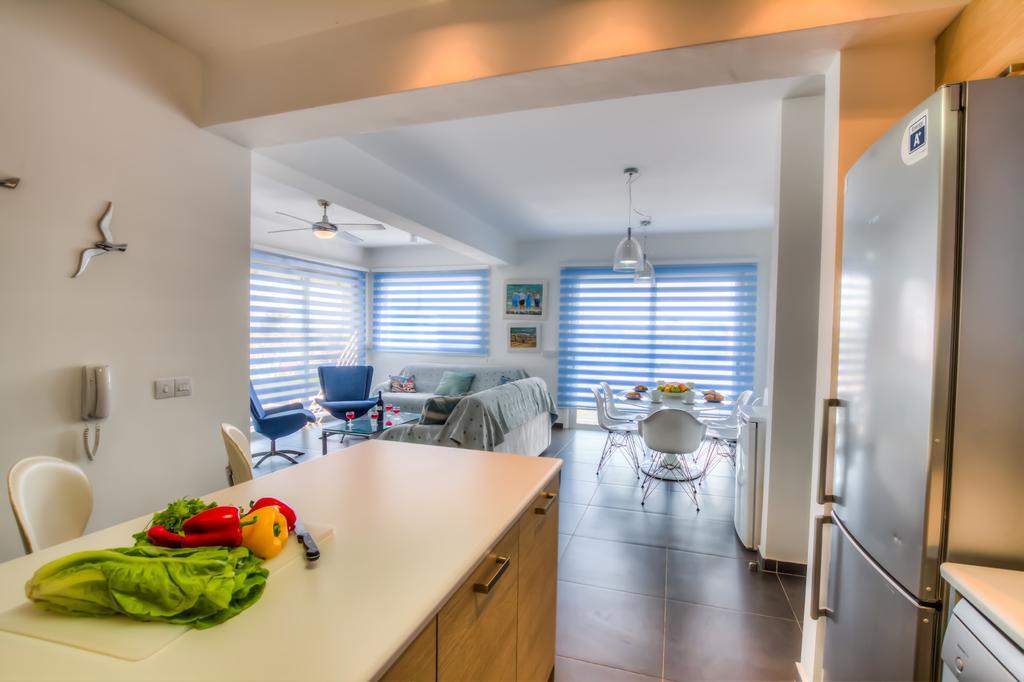 Beachfront Trident Protaras Bagian luar foto