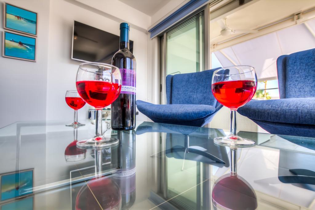 Beachfront Trident Protaras Bagian luar foto