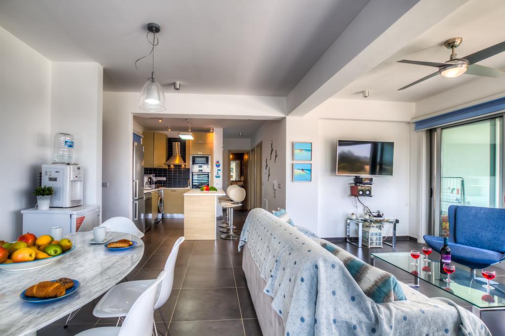 Beachfront Trident Protaras Bagian luar foto