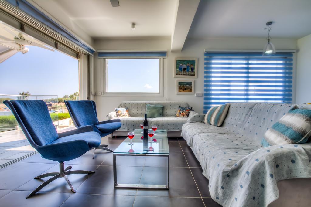Beachfront Trident Protaras Bagian luar foto