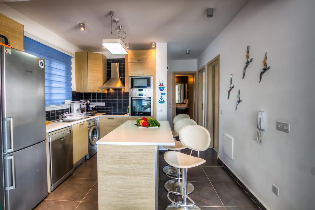 Beachfront Trident Protaras Bagian luar foto