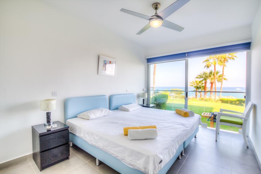 Beachfront Trident Protaras Bagian luar foto