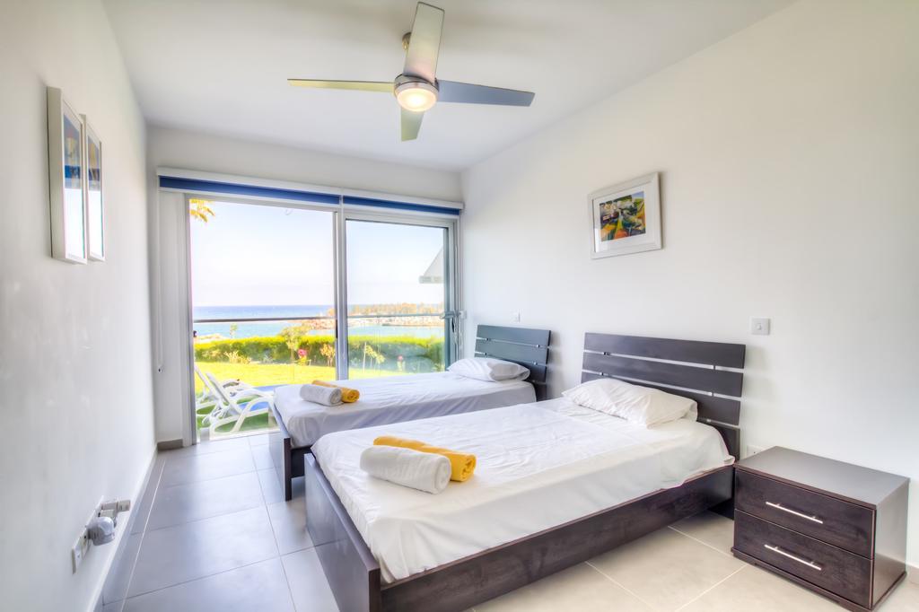 Beachfront Trident Protaras Bagian luar foto