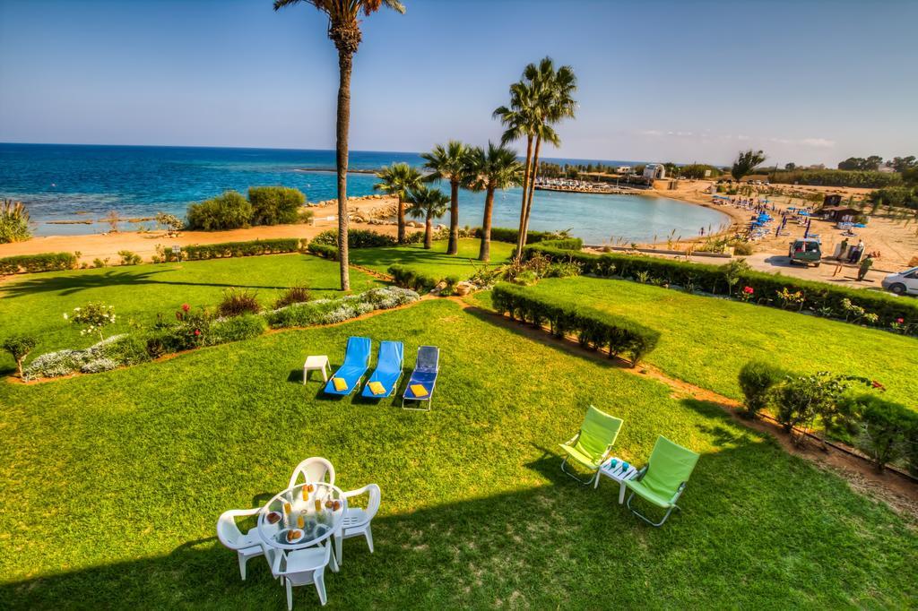 Beachfront Trident Protaras Bagian luar foto