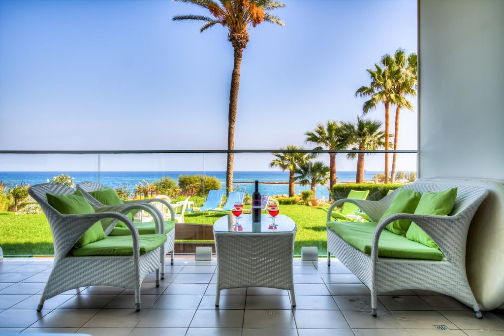 Beachfront Trident Protaras Bagian luar foto