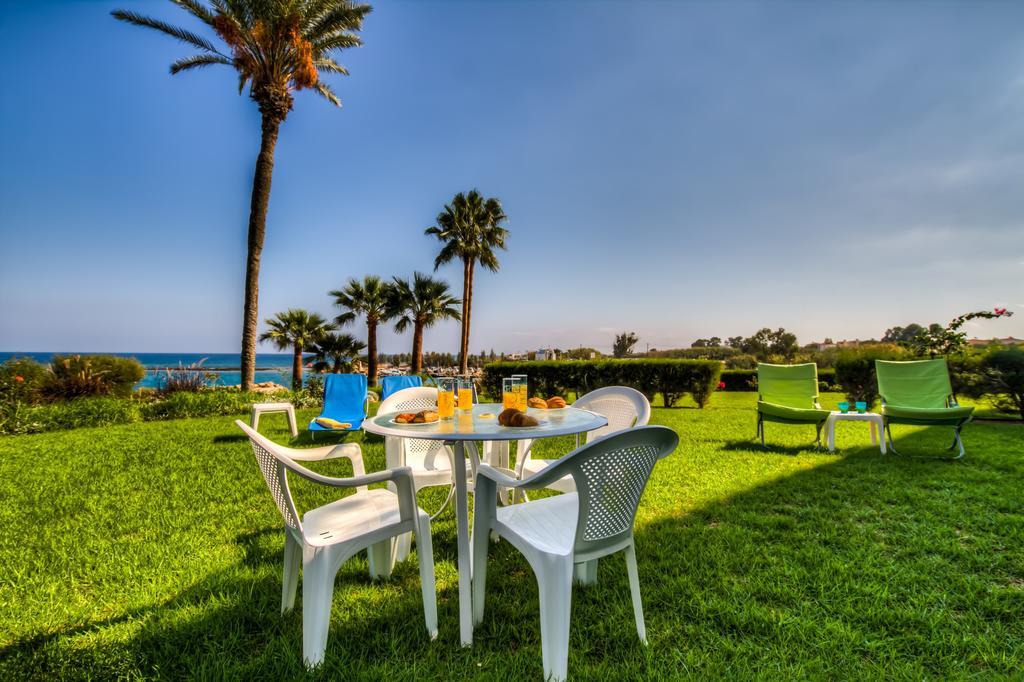Beachfront Trident Protaras Bagian luar foto