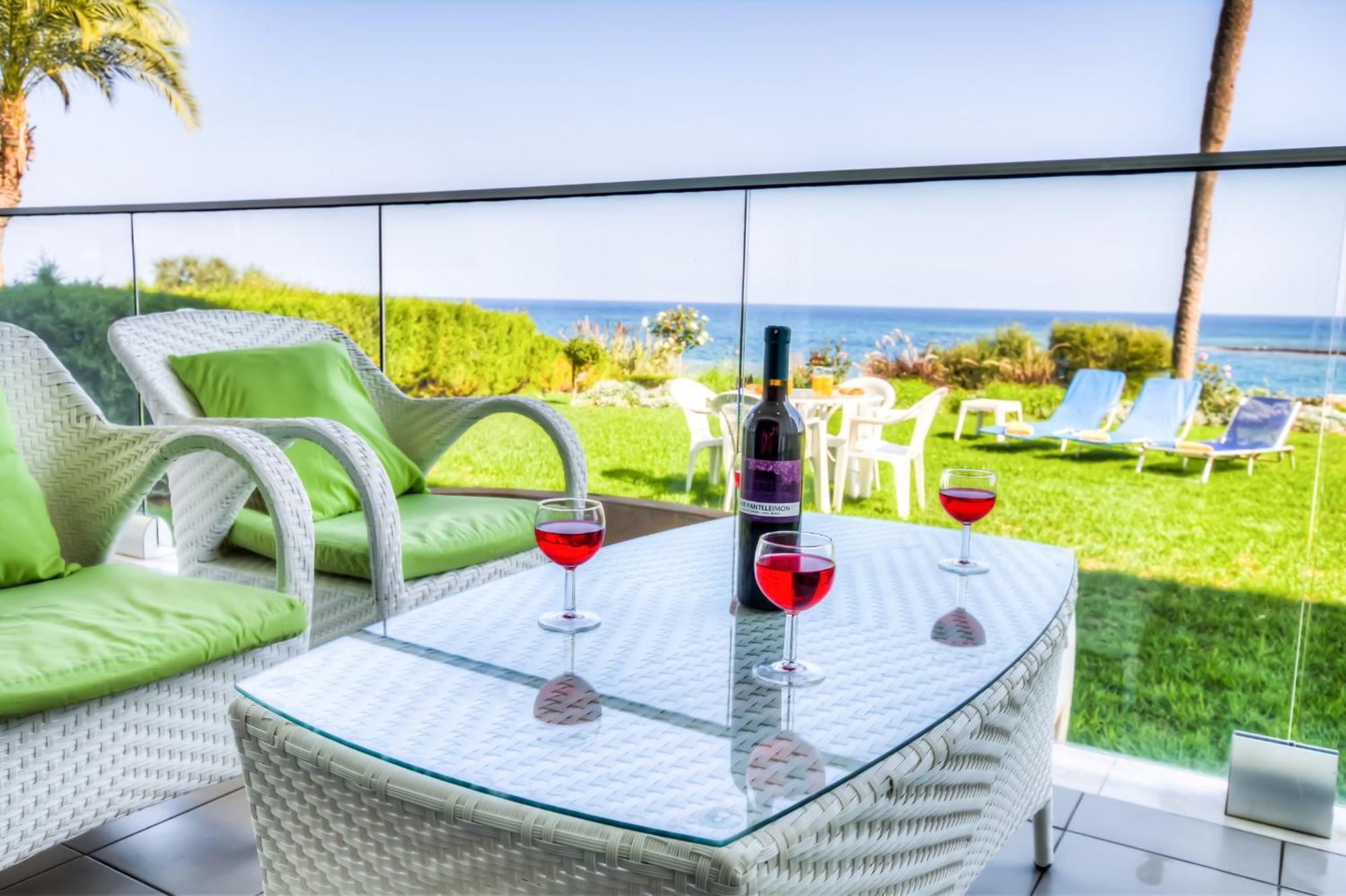 Beachfront Trident Protaras Bagian luar foto