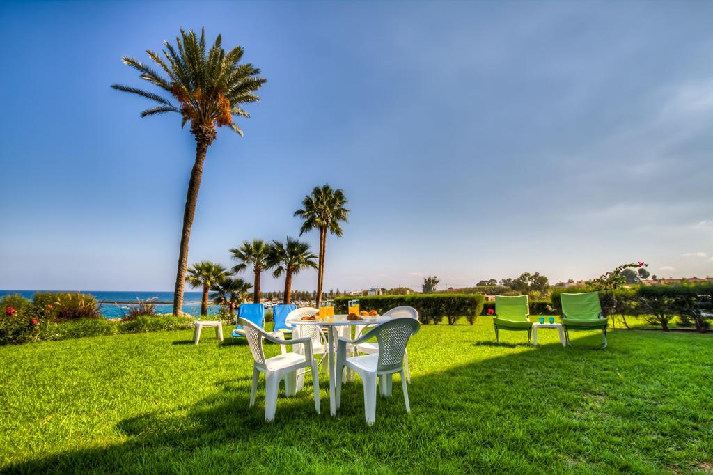 Beachfront Trident Protaras Bagian luar foto
