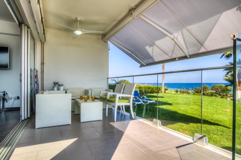 Beachfront Trident Protaras Bagian luar foto