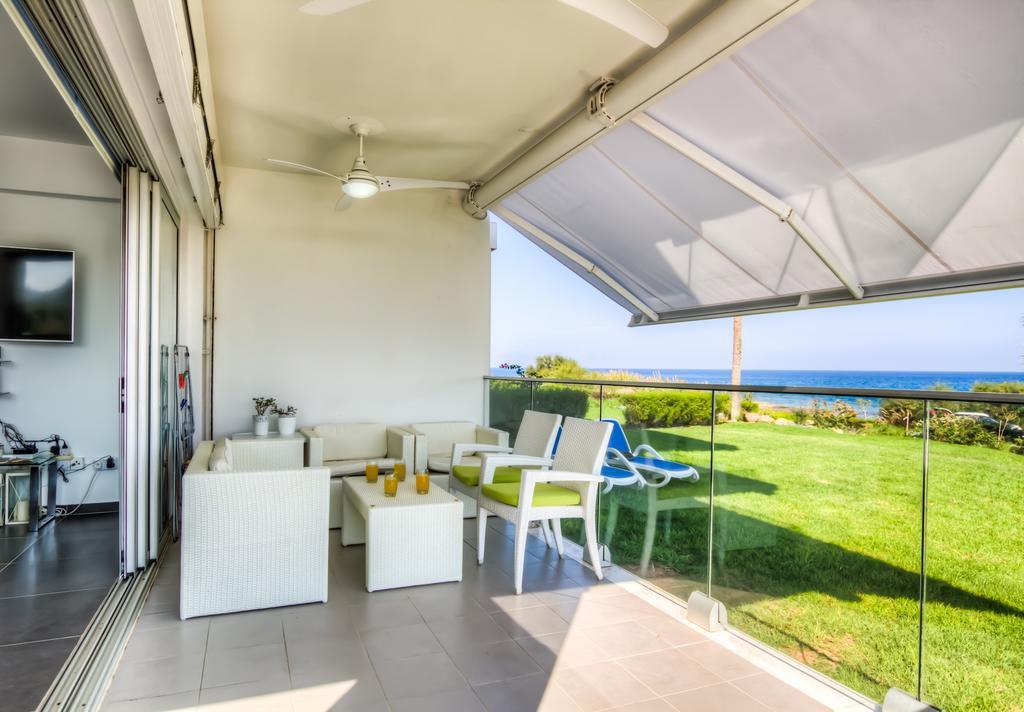 Beachfront Trident Protaras Bagian luar foto