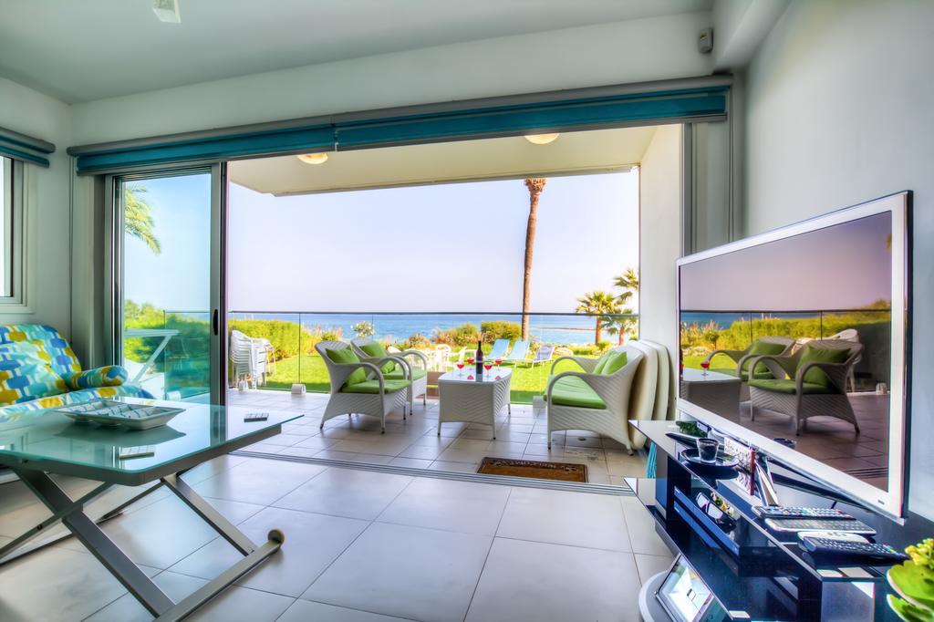 Beachfront Trident Protaras Bagian luar foto